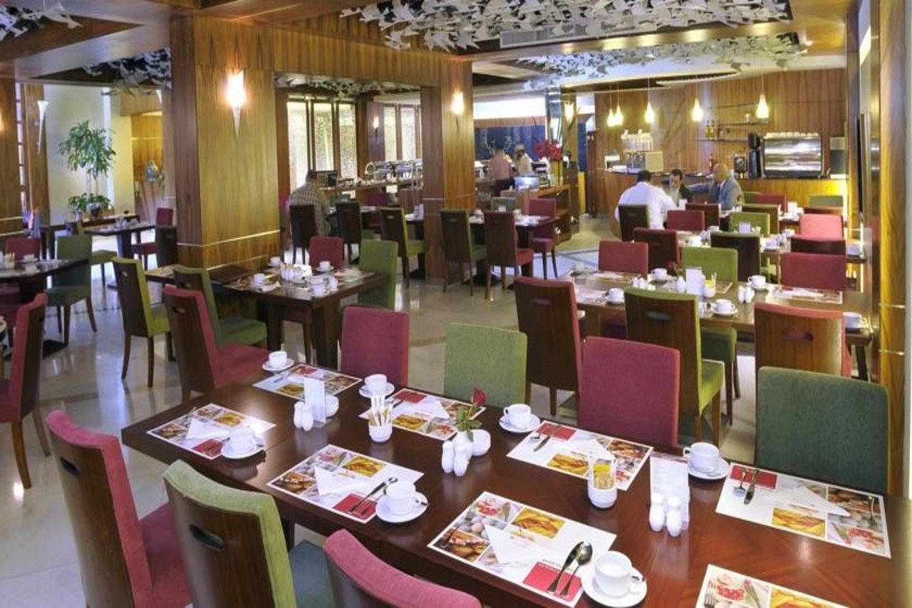 Eastyard Dammam Hotel - Formerly Ramada By Wyndham Дамам Екстериор снимка